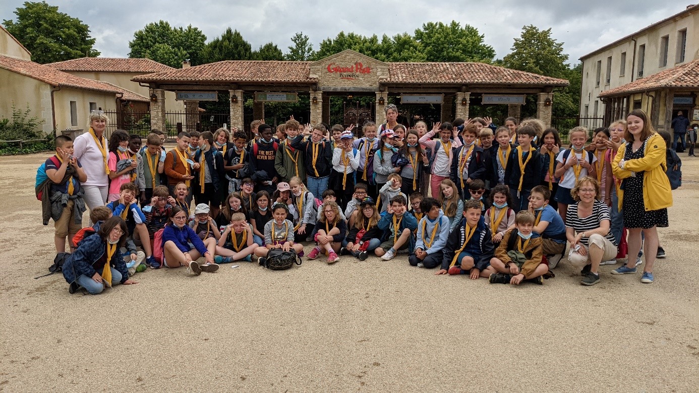 Direction Le Puy du Fou pour les CM de Sainte Ursule - Groupe scolaire  Saint Joseph Dijon