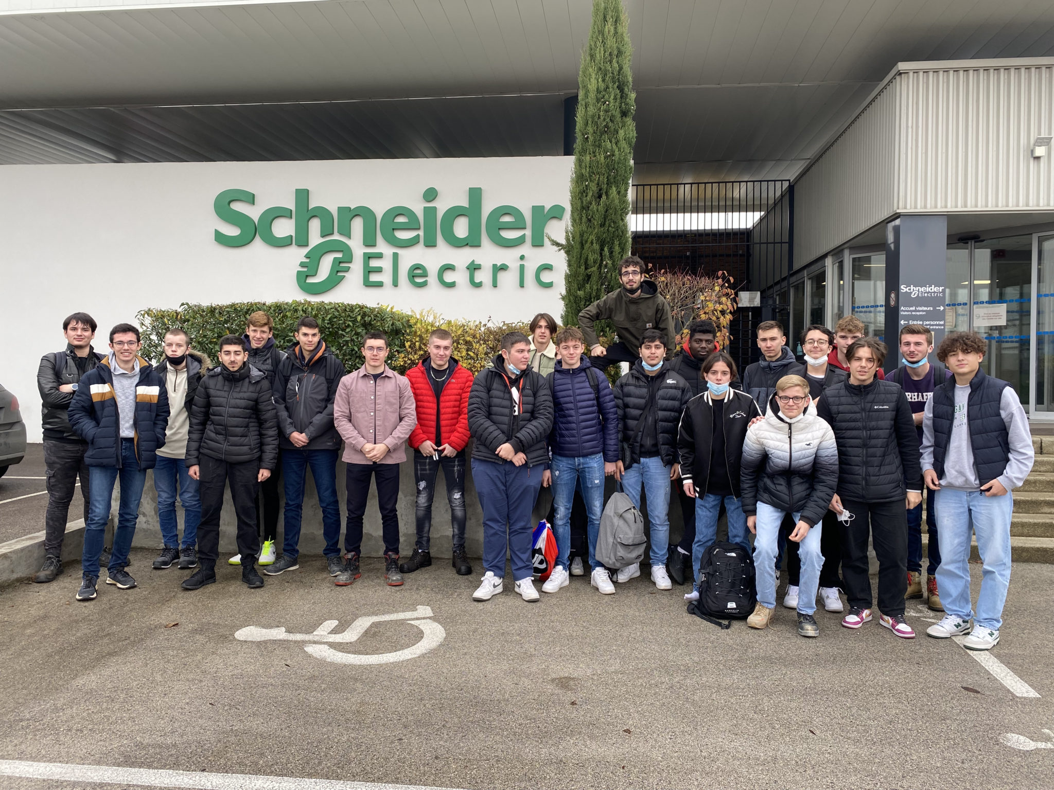 Visite de l'usine Schneider Electric par les TMELEC Groupe scolaire