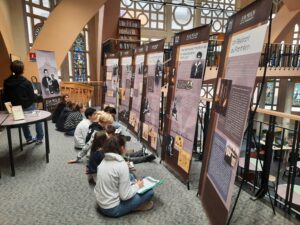 Lire la suite à propos de l’article Exposition CDI : Jean Moulin, une vie d’engagements