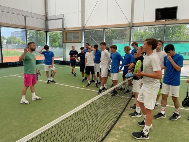 You are currently viewing Les footballeurs du collège découvrent le padel !