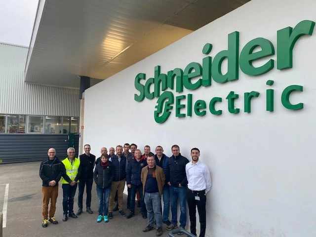 You are currently viewing Enseignants et formateurs d’ESJO’ en visite chez Schneider Electric