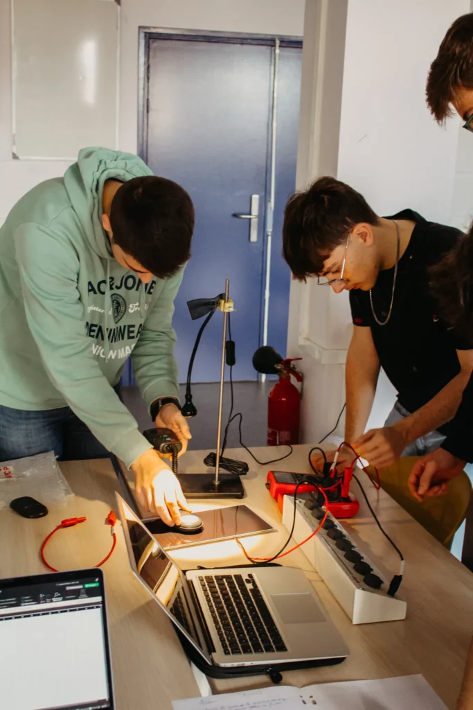 Groupe-Saint-Joseph_LaSalle_ECAM_ESJO_challenge_scientifique_2024_dec_ (6)
