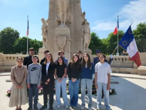Lire la suite à propos de l’article Nos élèves en 3e Défense à la cérémonie commémorative du 8 mai
